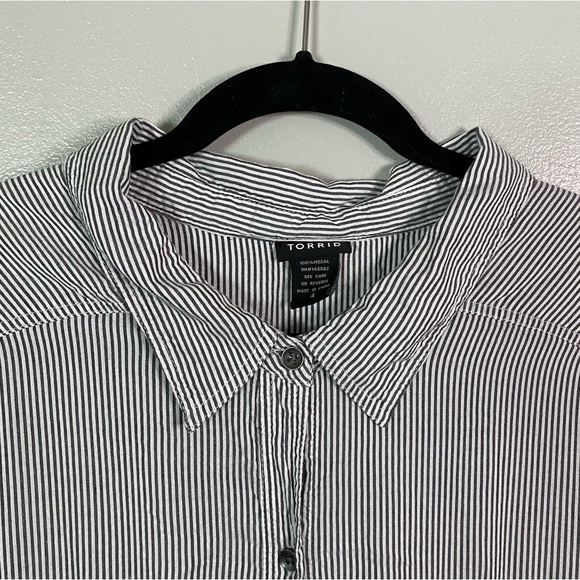 Torrid 4 Lace-Back Top - Picture 5 of 10